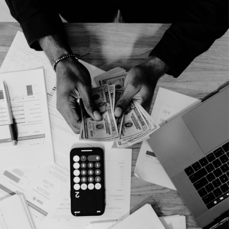 Lohnbuchhaltung 70-Euro-Schein steckt in der Gesäßtasche einer Jeans.