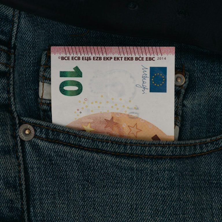 Lohnbuchhaltung 70-Euro-Schein steckt in der Gesäßtasche einer Jeans.