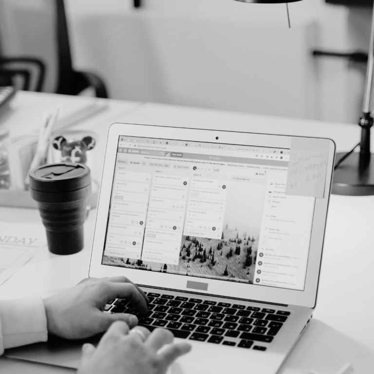 Digitalisierung Digitale Datenströme mit binären Zahlen in roten und blauen Farben.