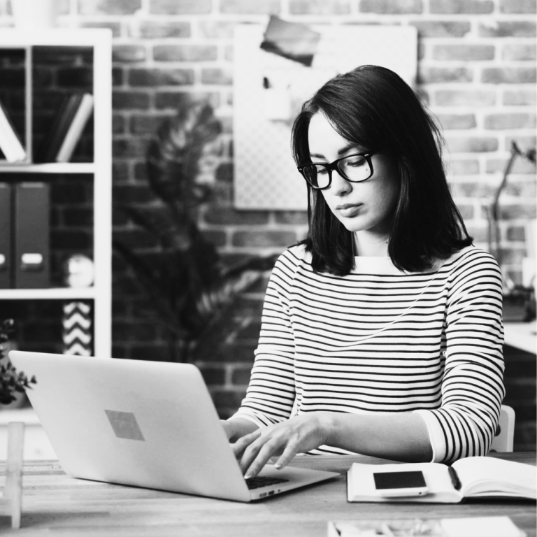Buchhaltung Laptop mit Dashboard und Diagrammen, die Datenvisualisierungen anzeigen.