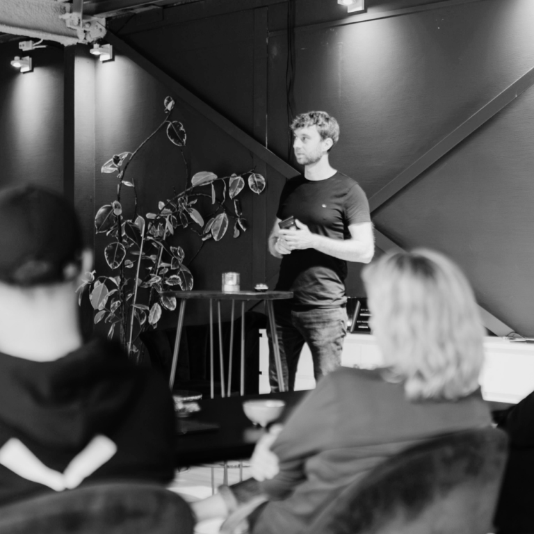 Coaching Eine Person hält eine Glühbirne mit Lichtern in den Händen.